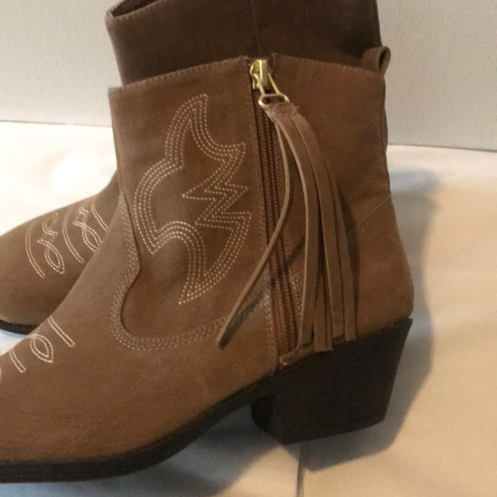 Western style booties in brown suede like material - Picture 2 of 3